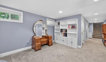 124 Vlasis Dr, Ballwin, MO 63011