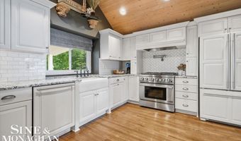 206 Edgewater Dr, Algonac, MI 48001