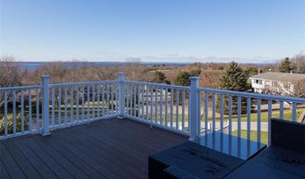 25 Algonquin Dr, Middletown, RI 02842