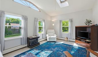 50 Brookdale Ave, Cranston, RI 02921