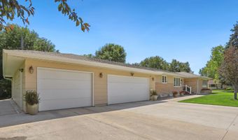 904 Squire Ln, Aberdeen, SD 57401