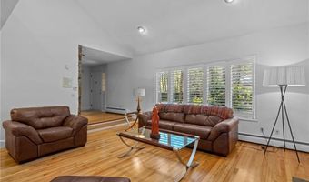 24 GREENWOOD Ln, Lincoln, RI 02865