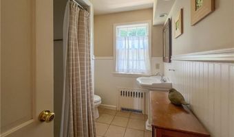 9 South Dr, Middletown, RI 02842