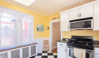 44 Hammond St, Newport, RI 02840