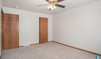 421 N 9th Ave, Brandon, SD 57005