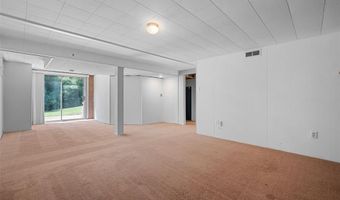 909 Parma Dr, Ballwin, MO 63021