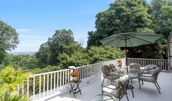 13 Serpentine Dr, Middletown, NJ 07748