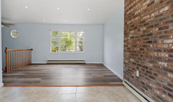 7 Hemlock Ln, Albany, NY 12208
