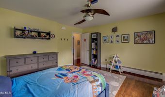 4 Fairway Ct, Albany, NY 12208