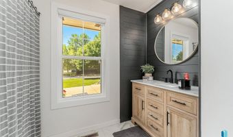 208 W Chapelwood Dr, Brandon, SD 57005
