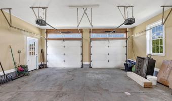 174 Rolling Meadow Dr, Bangor, ME 04401