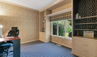 1 Mountaincrest Dr, Cheshire, CT 06410