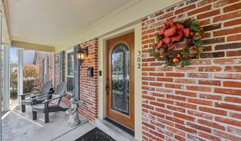 302 Fox Hollow Woods Dr, Ballwin, MO 63021