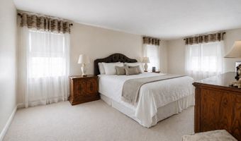 8 Carlson Cir, Boston, MA 02132
