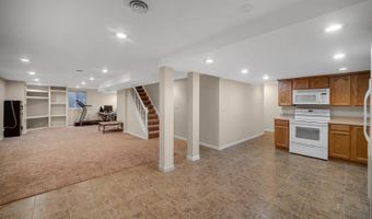 6 Yorkshire Ct, Algonquin, IL 60102