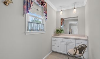 8024 GARLOT Dr, Annandale, VA 22003