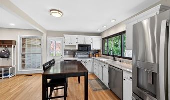 404 Oakmont Cir, Ballwin, MO 63011