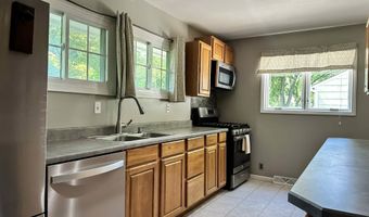 424 Hilltop Rd, Ames, IA 50014