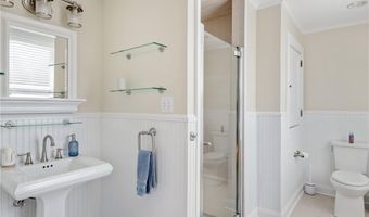 8 Bush St, Newport, RI 02840