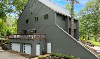 410 Greentree Ln NE, Ada, MI 49301