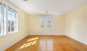 9 Ocean Lawn Ln, Newport, RI 02840