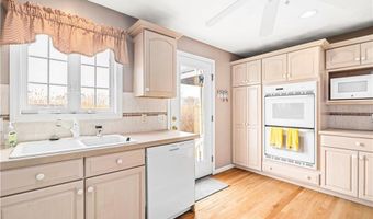16 Elm Ave, Narragansett, RI 02882