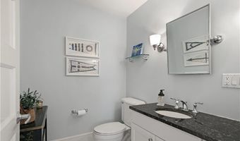 423 Hope St D, Bristol, RI 02809