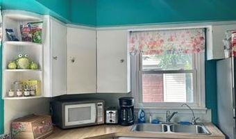 1090 Lakeview Street St, Waterford, MI 48328