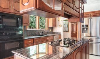 10 Oak Hill Dr, Lincoln, RI 02865