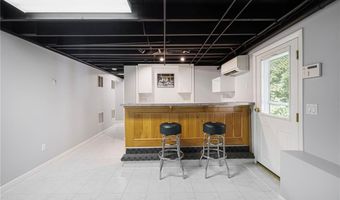 40 Quail Hollow Rd, Cranston, RI 02920