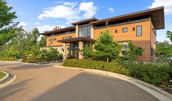 3048 N Spurway Dr, Ann Arbor, MI 48105