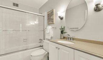 8 SANGAMORE Ct, Bethesda, MD 20816