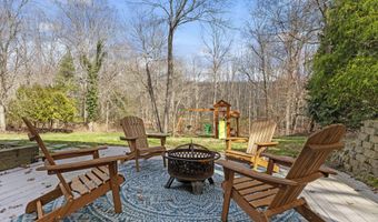 10 Stone Cliff Dr, East Lyme, CT 06357
