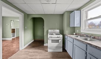 884 Lovers Ln, Akron, OH 44306