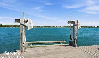 206 Edgewater Dr, Algonac, MI 48001