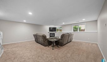 316 S Country Club Ave, Brandon, SD 57005