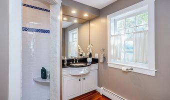 3 Vicksburg Pl, Newport, RI 02840