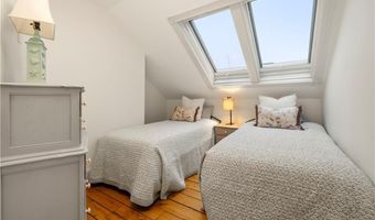 35 Marsh St, Newport, RI 02840