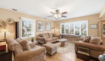 18 Gaylore Dr W, Amityville, NY 11701