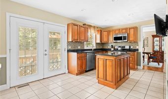 22 Aumond St, Cranston, RI 02905