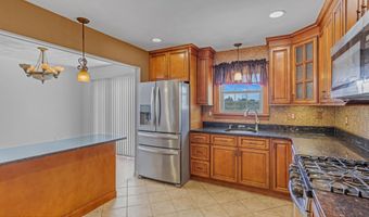 19 Spruce St, Beachwood, NJ 08722