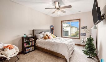 1604 W River Bend St, Brandon, SD 57005