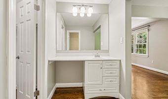 3802 IVANHOE Ln, Alexandria, VA 22310