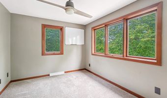 1331 N BRIARCLIFF Dr, Appleton, WI 54915