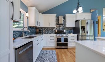 8 Robin Dr, North Kingstown, RI 02852