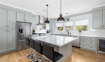 3 Oak St, Middletown, RI 02842