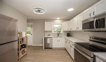 270 E Skyline Dr, Ballwin, MO 63011