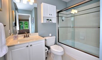 11 Templeton Ct 11, Avon, CT 06001