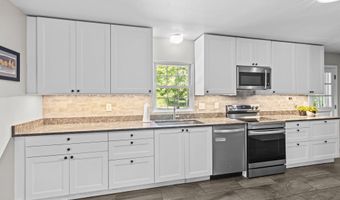 24 Maple Edge Dr, Bloomfield, CT 06002