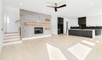 810 NW 11th St, Bentonville, AR 72712